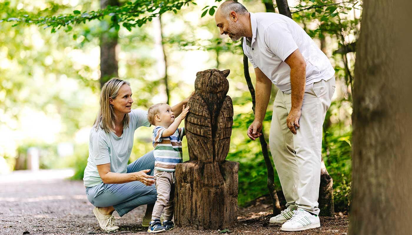 Ausflugsziel für Familien: Walderlebnispfad im Freisinger Forst Tolles Ausflugsziel für Familien: Mittels Infotafeln und interaktiven Elementen kann man auf dem Walderlebnispfad im Freisinger Forst viel über heimische Bäume lernen.