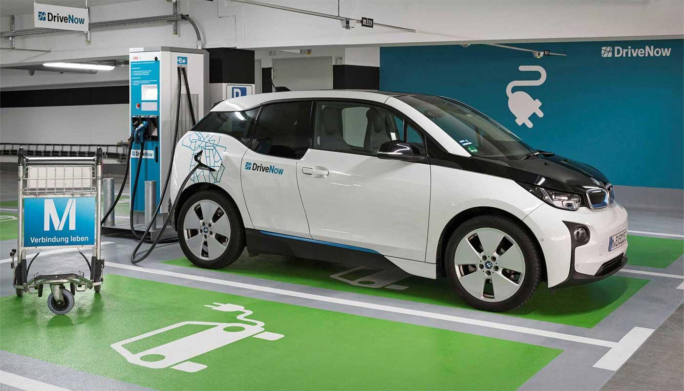 Elektrofahrzeug mit Ladesäule Elektrofahrzeug mit Ladesäule