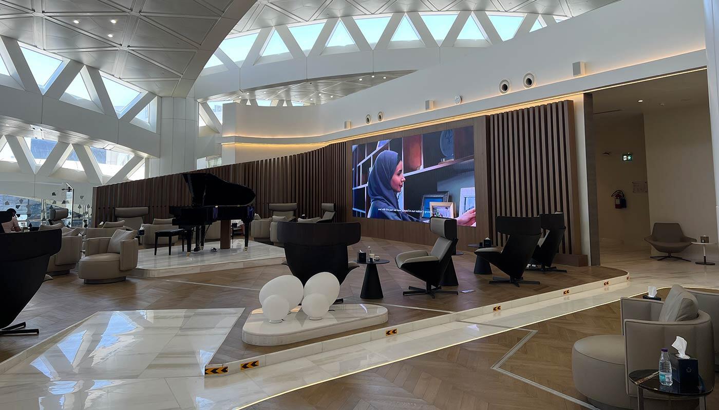 King Khalid Int. Airport First & Business Lounge Lounge-Bereich mit modernen Möbeln und Flügel in der First & Business Lounge des King Khalid International Airports.