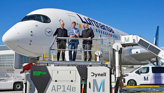 AeroGround and Lufthansa sign long-term agreement – from left to right: Jost Lammers, Chairman of the Executive Board of Flughafen München GmbH; David Konradi, Managing Director of AeroGround Flughafen München GmbH; and Heiko Reitz, Hub Manager Munich & CCO Lufthansa Airlines