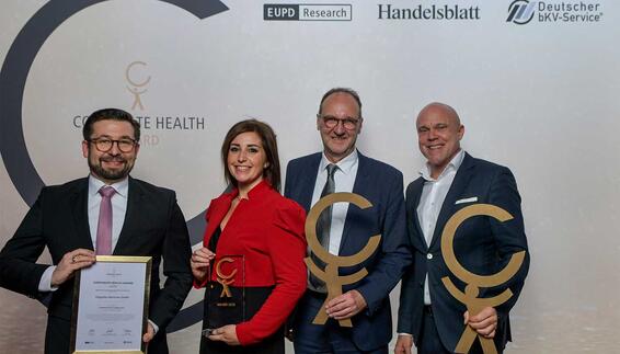 Auszeichnung mit dem Corporate Health Award (v.l.n.r. Michael Höbel, Leiter Arbeitsmedizin und Eingliederungsmanagement; Bárbara Sanchez Botella, Leiterin Gesundheitsmanagement bei der FMG; Rüdiger Pörsch, Leiter Health & Safety bei der FMG und Geschäftsführer Markus A.W. Hoehner, EUPD Research Sustainable Management GmbH)
