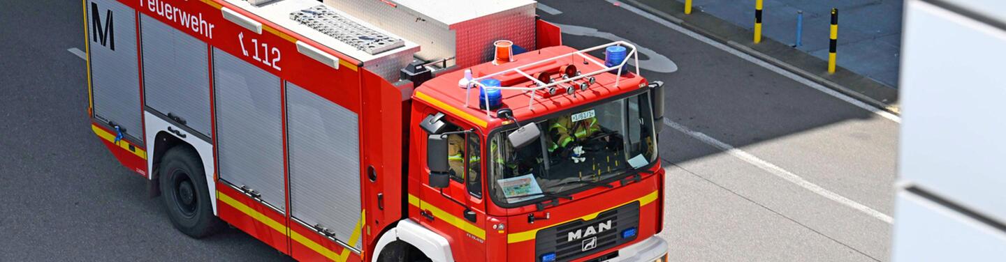 Feuerwehrfahrzeug Feuerwehrfahrzeug auf dem Vorfeld