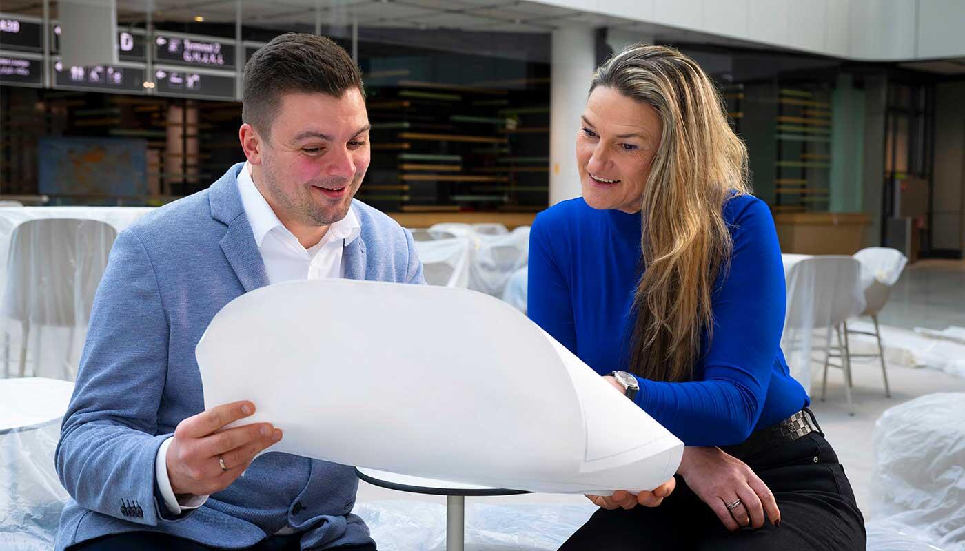 Shopping and dining in Terminal 1 Pier: Where wanderlust meets Bavaria The future is growing between construction foil and daylight: Elke Haeffner takes a look at the designs for one of the five large dining areas in the T1 pier with Markus Ganslmaier, Head of Product Management Retail & Service at the airport. It's a special moment when ideas become spaces and you suddenly find yourself sitting right in the middle of them.