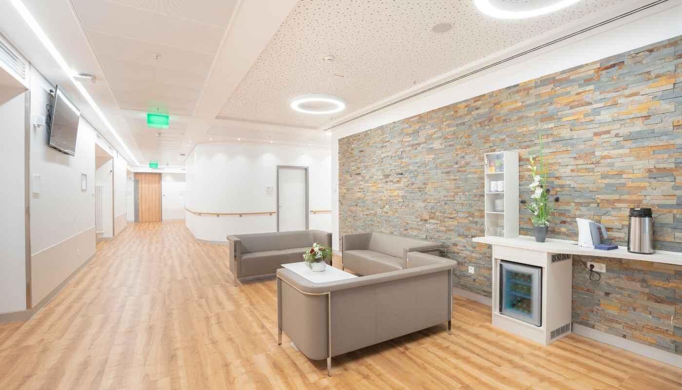 Airport Clinic Munich – Reception Area at the Airport Bright and modern reception area of the Airport Clinic at Munich Airport with seating and a front desk. The space appears clean, calm, and welcoming for patients in the airport’s medical center.