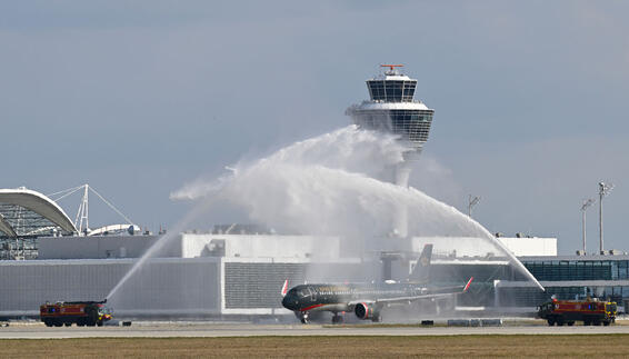 Flugzeig wird mit Wasser von zwei Feuerwehrautos getauft