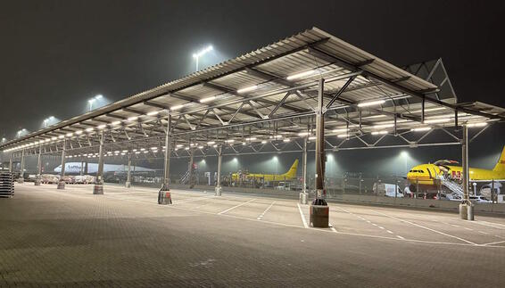 In the highly frequented staging areas used by Lufthansa Cargo at Munich Airport, 199 light fixtures were replaced with modern LED systems, while the wiring and control technology were upgraded at the same time.