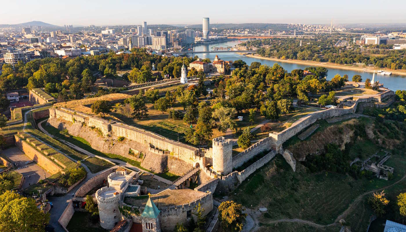 Kalemegdan Festung in Belgrad, Serbien Kalemegdan Festung oberhalb der Flüsse Save und Donau im Zentrum von Belgrad, Serbien. Zu sehen sind die massiven Festungsmauern, Parkanlagen und die Skyline der Stadt im Hintergrund. Der Himmel ist blau.