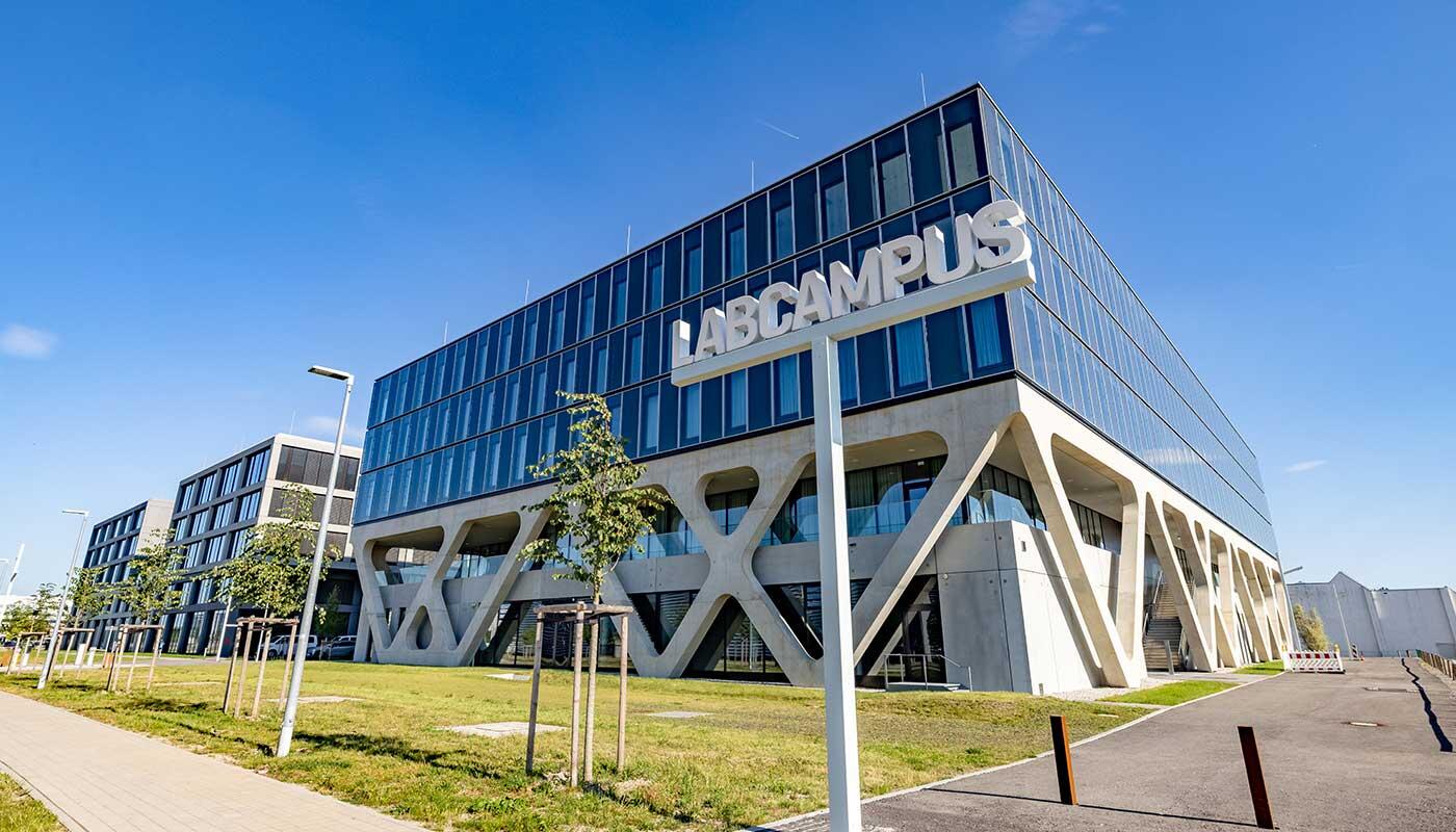 LAB 48 und LAB 52 Außenansicht LABCAMPUS-Gebäude mit Glasfassade am Flughafen München