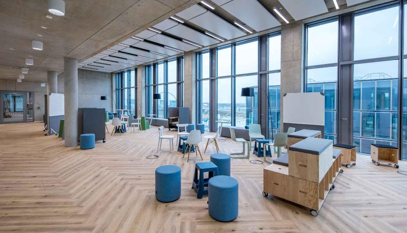Modern Meeting Room at LAB48 Bright, modern meeting room at LAB48 with flexible furniture and floor-to-ceiling windows, designed for creative collaboration and productive workshops.