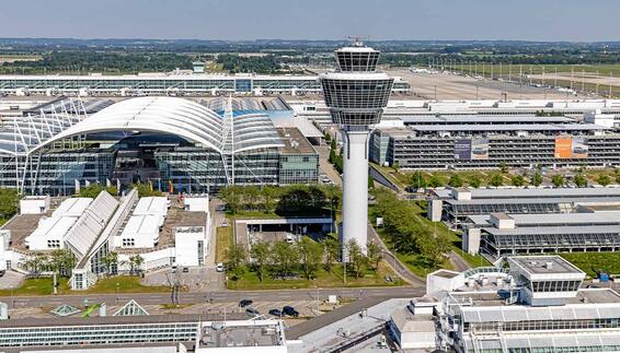 Luftaufnahme des Flughafens München: Zentrale Zone des Flughafens mit Tower, MAC, den Terminalstraßen und Parkhäusern