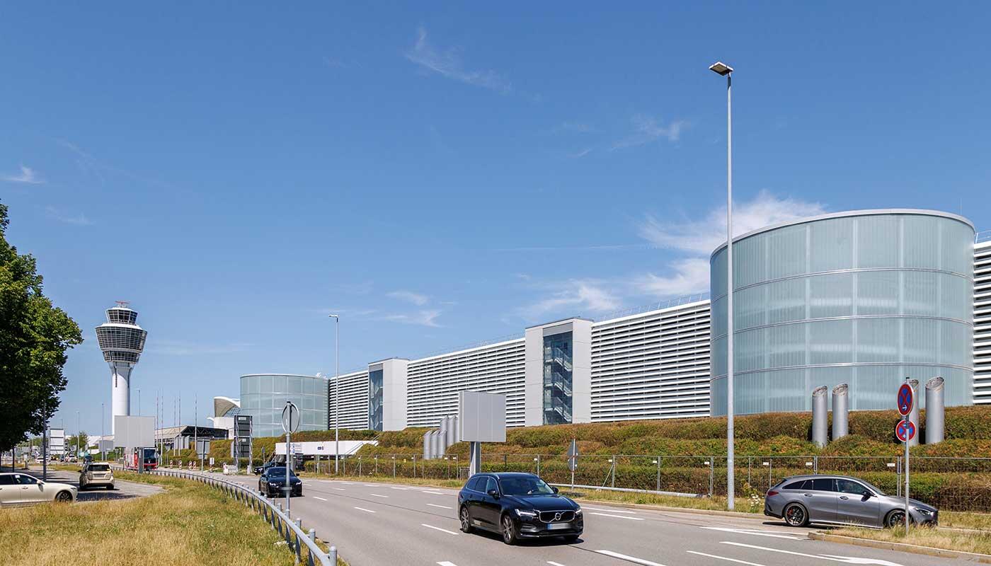 Parkhaus P8 Parken im neuen Terminal Parkhaus P8, zentral gelegenes Parkhaus zwischen Terminal 1 und Terminal 2. Das P8 bietet rund 3.700 Stellplätze