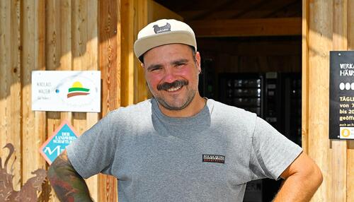 Nikolaus Walter in front of the farm stand at Gut Hollern near Munich.