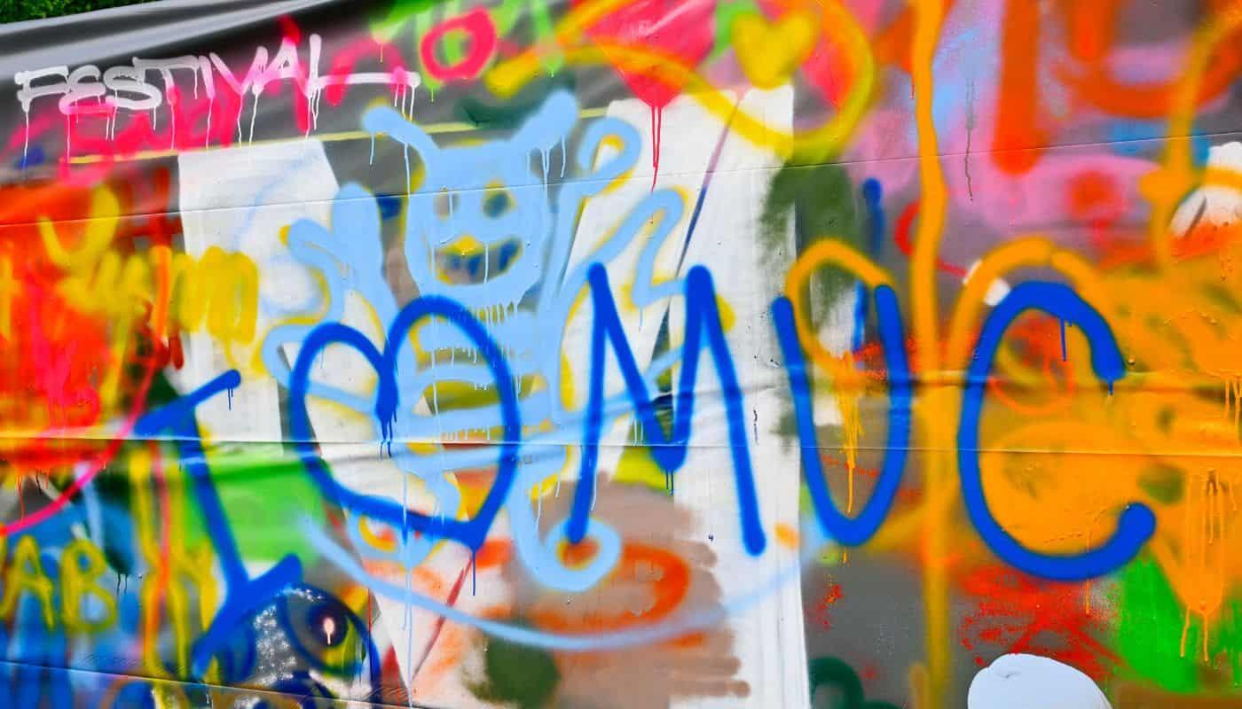 Creative Art Station at the FünfSieben Festival – Inspiring Youth Creativity A vibrant graffiti wall covered with colorful artwork, hearts, and creative messages invites visitors at the FünfSieben Festival to express their own ideas and emotions. The collaborative artwork captures the spirit of creativity, community, and shared artistic expression.