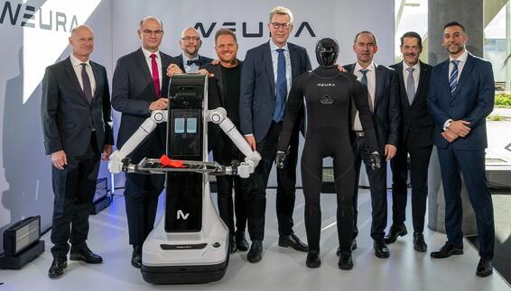 From left: Jost Lammers, Albert Füracker, Prof. Achim Lilienthal, David Reger, Markus Blume, Hubert Aiwanger, Prof. Thomas Hofmann, and Prof. Lorenzo Masia at the opening of the TUM RoboGym at the LabCampus at Munich Airport.