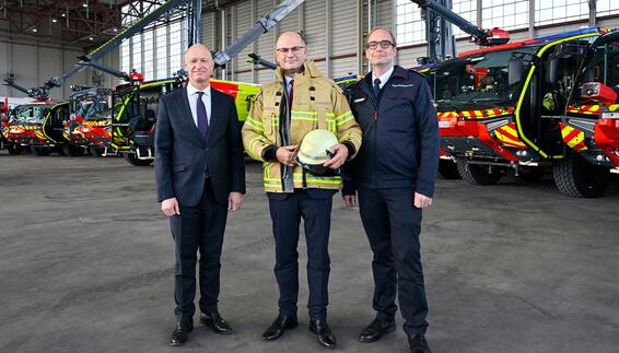 Von links: Flughafenchef Jost Lammers, Staatsminister Albert Füracker und Claudius Blank, Leiter Brandschutz der Flughafen München GmbH, mit den neuen Feuerwehrfahrzeugen.